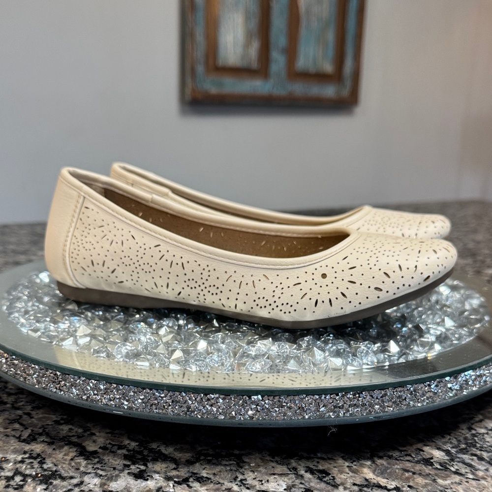 Cliffs by WHITE MOUNTAIN Cream Perforated Flats EUC 7